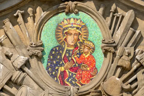 Mozaika Matki Boskiej Częstochowskiej w bogatej sukience rubinowej, otoczona symbolami.
