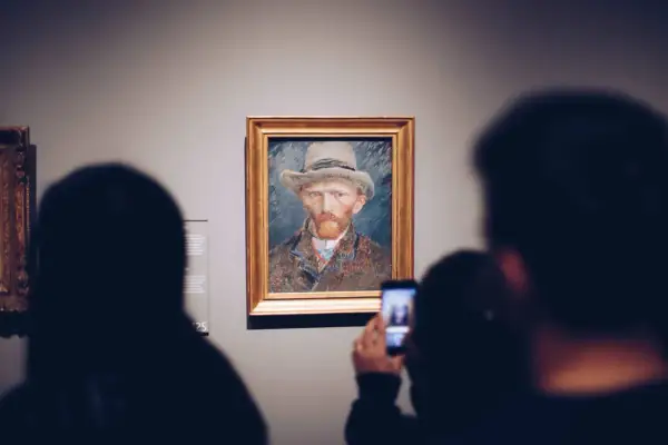 Obraz Van Gogha, ikona sztuki 20 wieku, w muzeum. Ludzie robią zdjęcia telefonami.