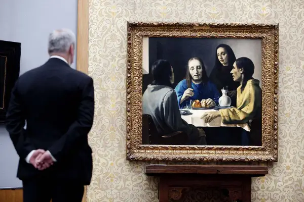 Mężczyzna w garniturze podziwia "Chrystusa w domu Marii i Marty", jeden z wielu wspaniałych **Vermeer obrazy**.