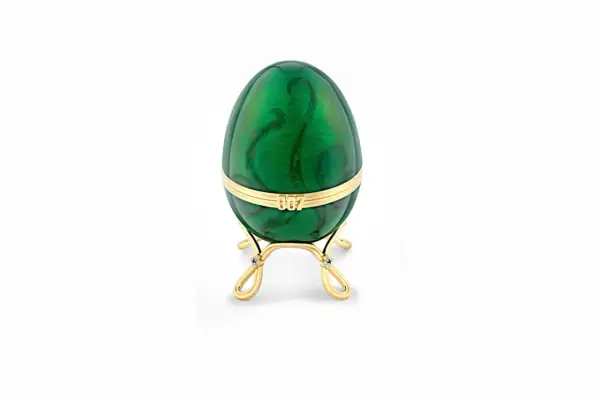 Zielone jajko Fabergé z motywem macek ośmiornicy i napisem "007" na złotym stojaku. Historia tych klejnotów jest fascynująca.