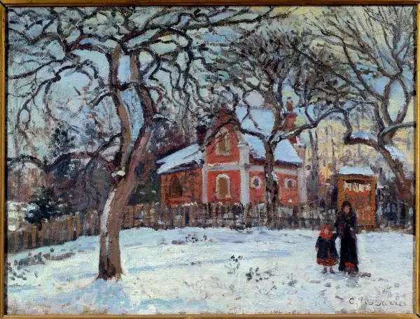 Zimowy krajobraz z czerwoną chatką i dwiema postaciami na śniegu. Jedno z dzieł Camille Pissarro.