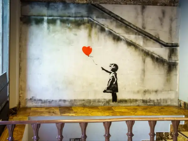 Dziewczynka z balonikiem znaczenie: Banksy'ego dzieło przedstawia dziewczynkę puszczającą czerwony balon w kształcie serca.