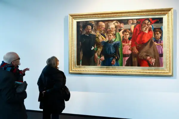 Para zwiedzających podziwia obraz "Ecce Homo" Malczewskiego, najdroższy obraz w historii polskiej sztuki.