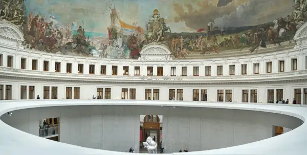 Wnętrze Bourse de Commerce w Paryżu, z freskami na kopule i nowoczesną spiralną rampą. Może to być miejsce, gdzie François Pinault prezentuje swoje kolekcje sztuki.