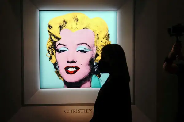 Ikona Marilyn Monroe w stylu Andy Warhol, widziana przez sylwetkę kobiety.