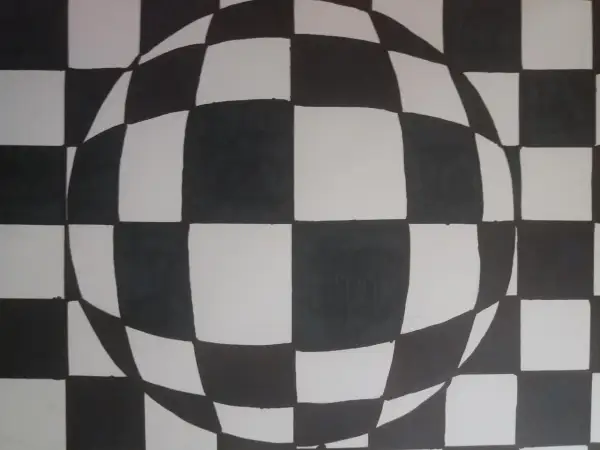 Czarno-biała kula z szachownicą, tworząca iluzję optyczną. Proste, ale efektowne op art łatwe do wykonania.